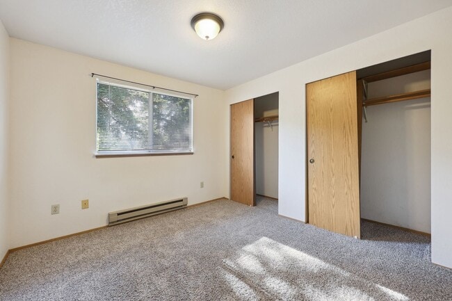 Building Photo - Move in ready now! West side cutie! 2 bed,...