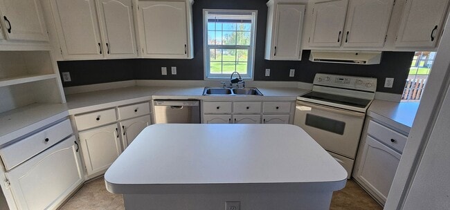 Building Photo - 510 S Circle Dr