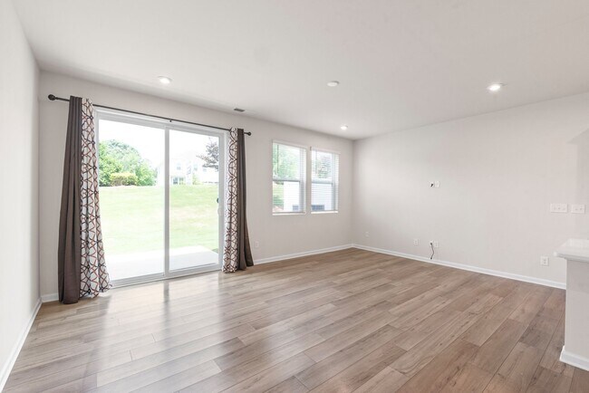 Building Photo - Like-New Townhome in Pristine, Move-In Ready Condition