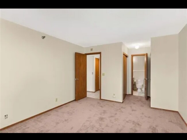 Building Photo - Spacious 2 Bedroom Condo