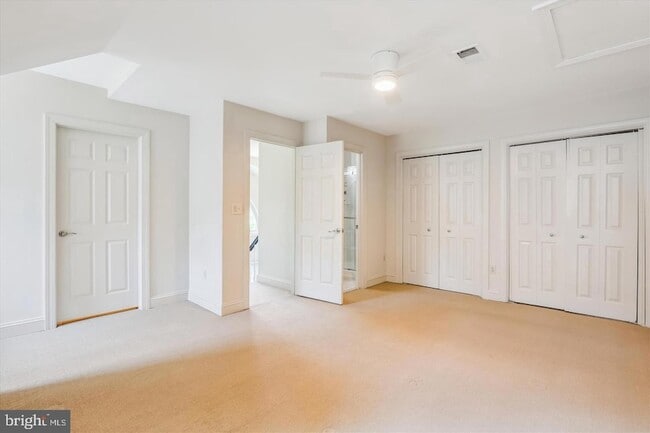 Building Photo - 1596 N Colonial Terrace