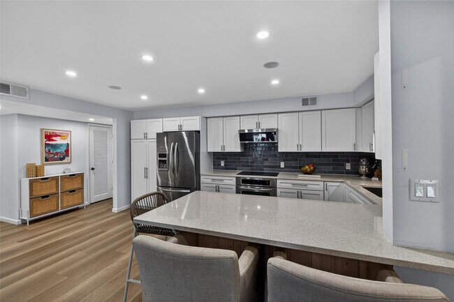 Building Photo - 700 SE 2nd Ave