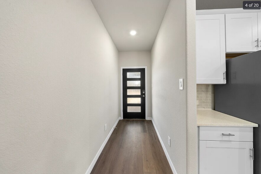 Building Photo - 609 Hemingway Ln