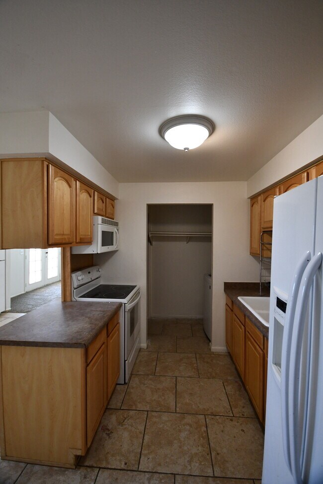 Building Photo - 3 bed 2 bath home in Mesa $1850 per mo plus fees Large Lot