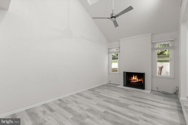Building Photo - 1550 McLean Commons Ct