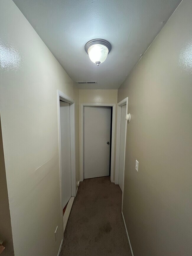 Building Photo - 711 Skynob Dr