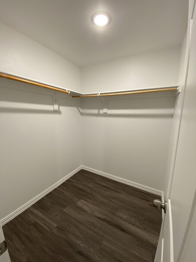 Building Photo - 104 Holiday Dr