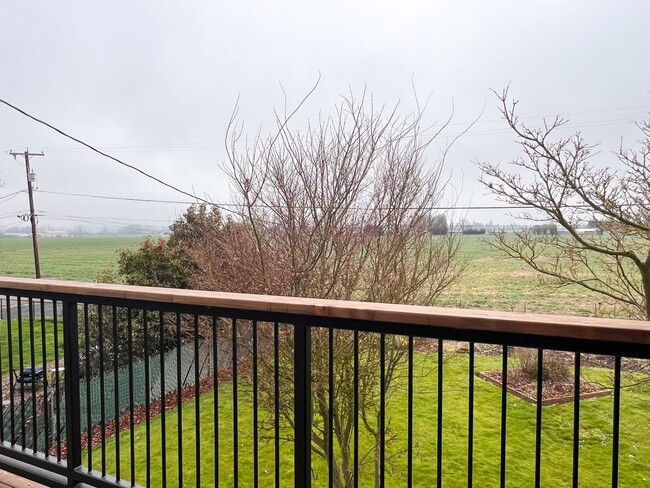 Building Photo - 4BD/2BA SUBURBAN HOME IN COBURG