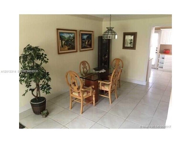 Building Photo - 10794 N Kendall Dr