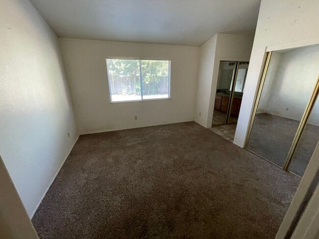 Building Photo - 604 Hovey Way