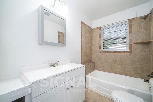 Building Photo - 104 21st Ave NW