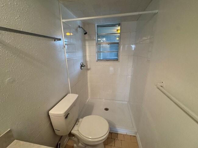 Building Photo - 2 bed 2 bath duplex refreshed with new flo...