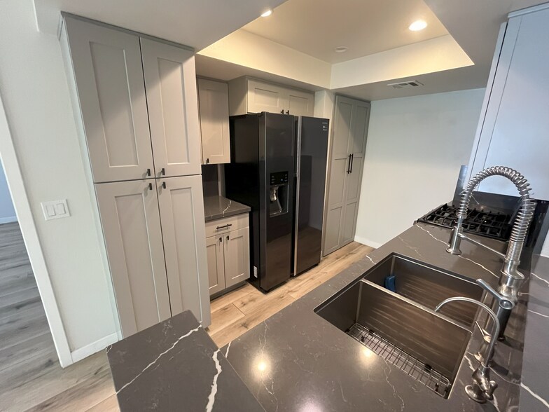 Building Photo - 4249 Longridge Ave