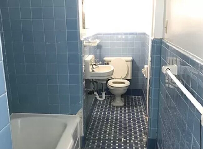 Building Photo - 71 Oak St