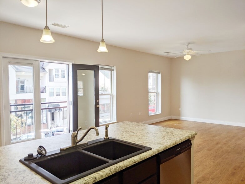 Building Photo - Sixth &amp; Washington