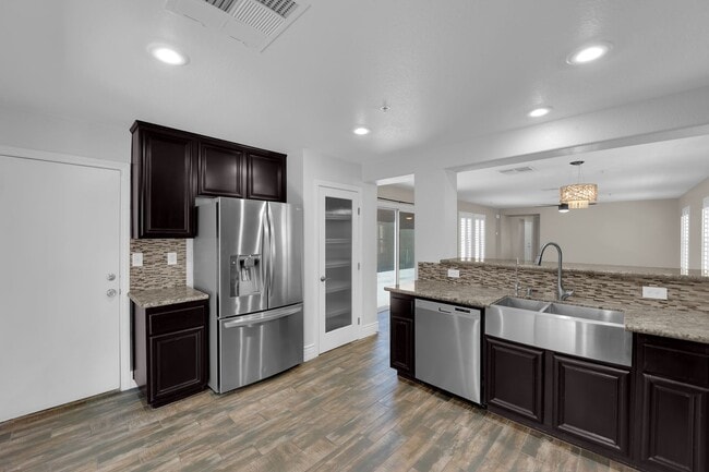 Building Photo - Beautiful Two bedroom 2 1/2 bath