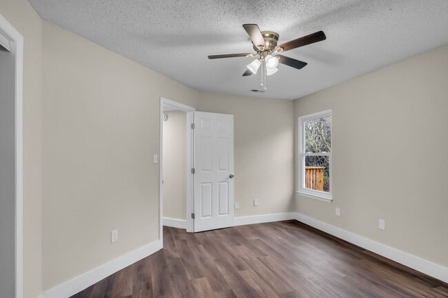 Building Photo - 213 Rebecca Pines Dr