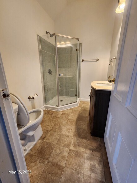 Bath #2 - 1775 Hamilton Ave