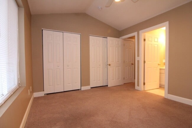Building Photo - Beautifully Renovated Large 4 bedroom Dupl...