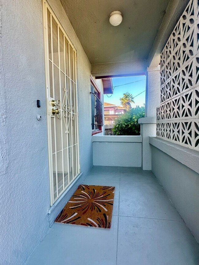 Building Photo - Charming single family home available for ...