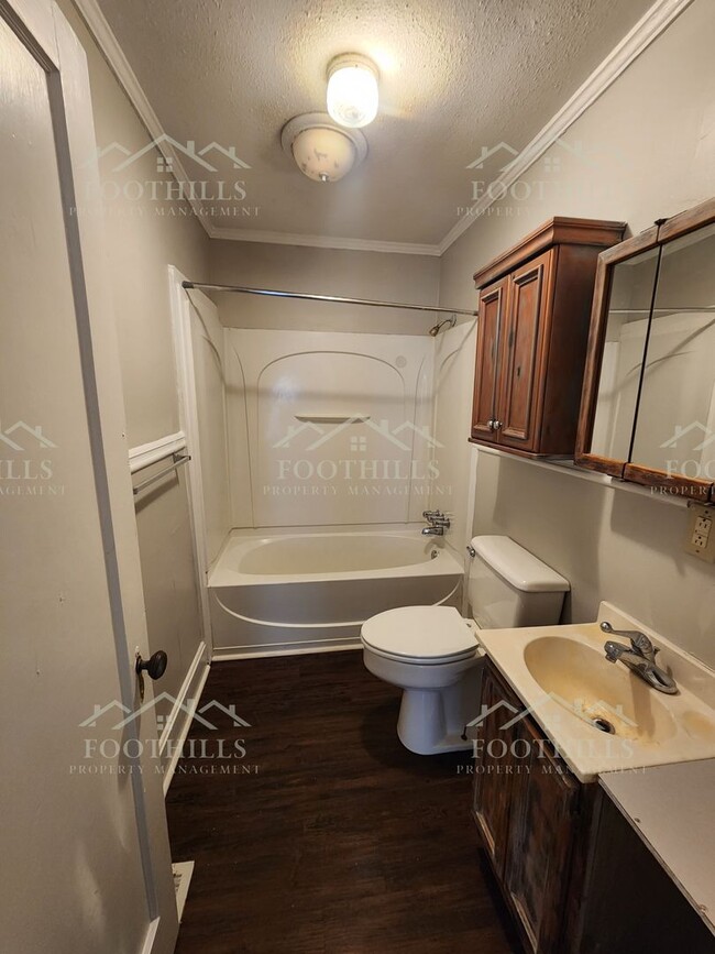 Building Photo - Cozy 1 Bed Duplex with Original Hardwood F...