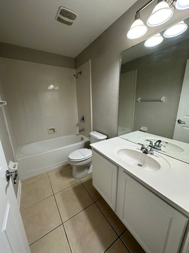 Building Photo - Well maintained townhouse in Spring Isle