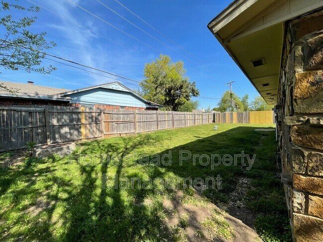 Building Photo - 8937 N Eagle Ln