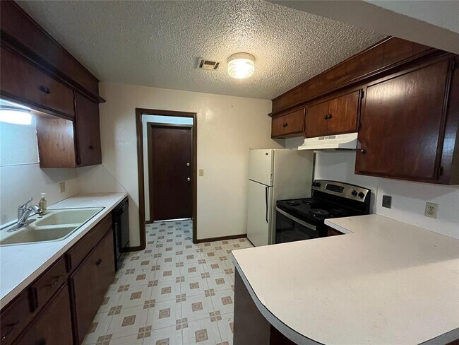 Building Photo - 2240 Donna Dr
