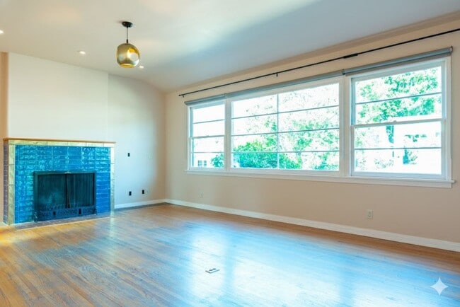 Building Photo - Vibrant 2b2b Franklin Hills / Los Feliz Home - Huge Private Grass  Yard - Central HVAC
