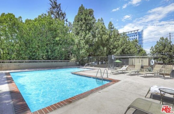 Building Photo - 321 S San Vicente Blvd