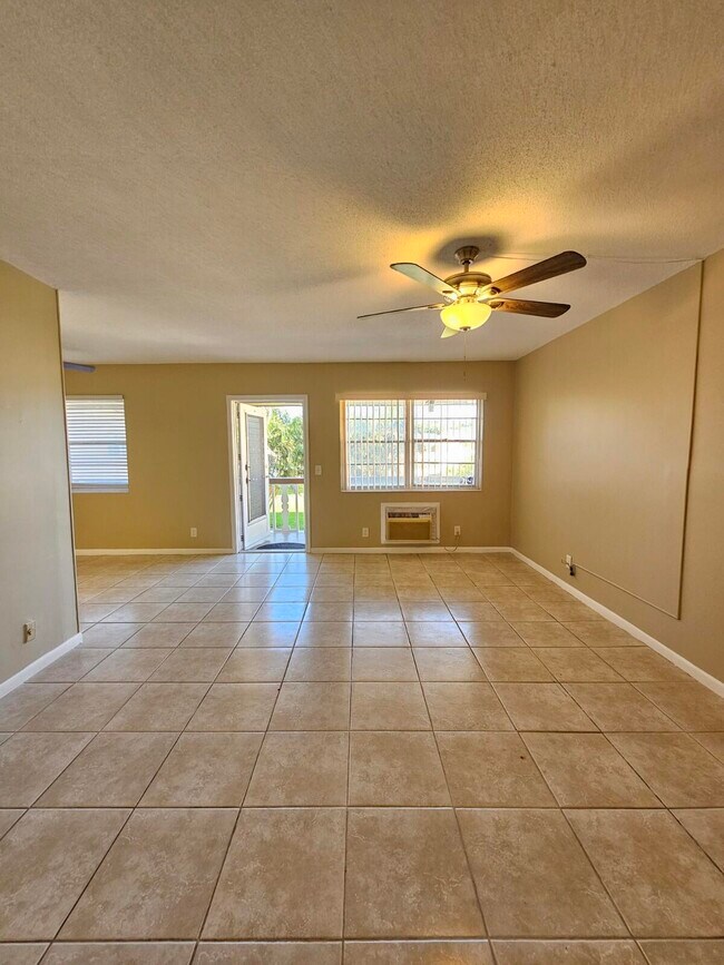 Building Photo - 114 Norwich E