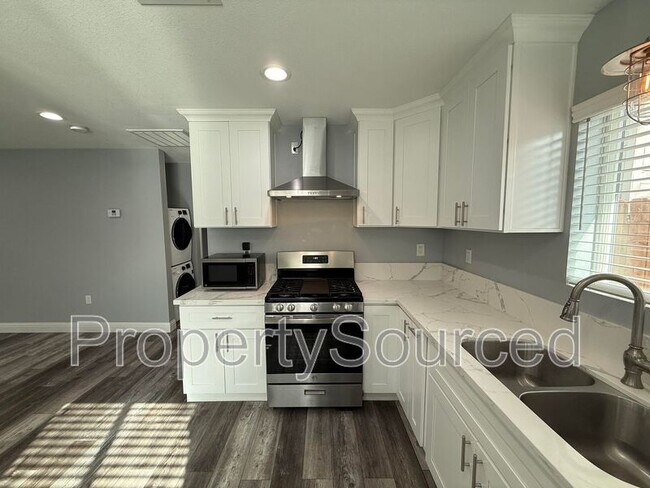 Building Photo - 805 W Yosemite Ave