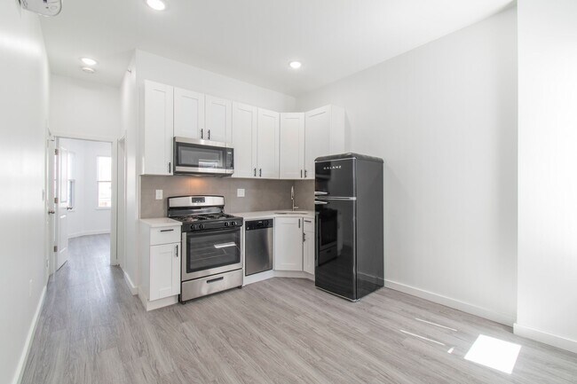 Building Photo - New! Renovated & Modern Apartment