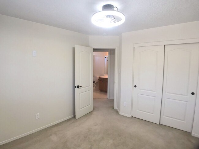 Building Photo - Don't Miss Out! Spacious 3 Bed, 2.5 Bath Home in Los Lunas – Open Layout & Prime Location