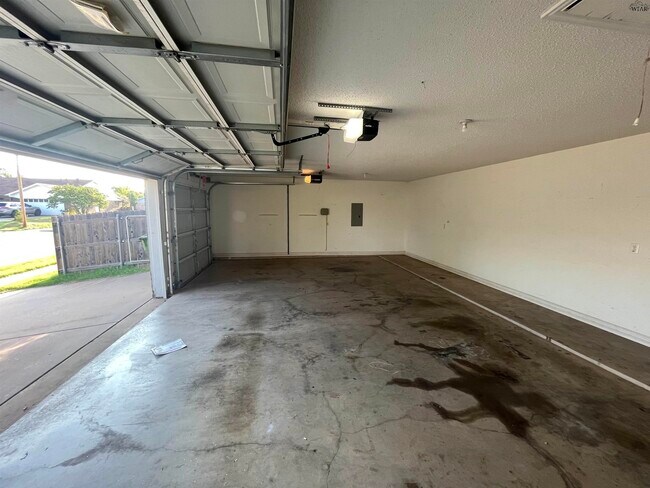 Building Photo - 4927 Legacy Dr