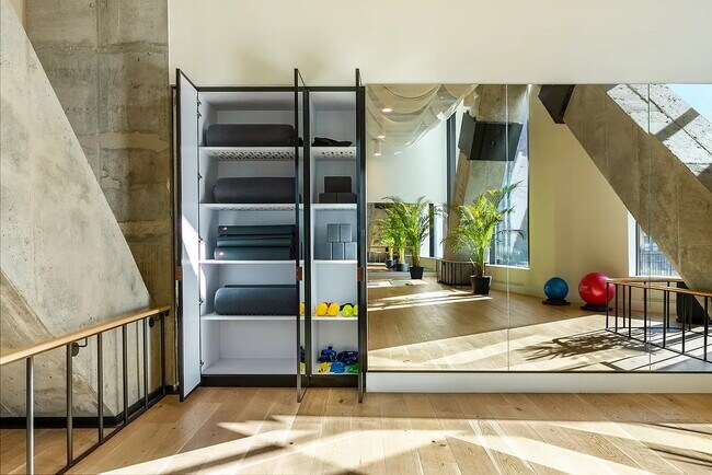 Building Photo - 11 Hoyt St