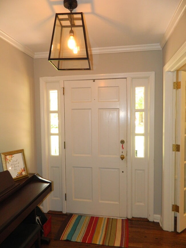 Building Photo - 744 McClure Dr
