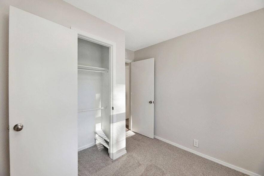 Building Photo - 6020 N East Park View St