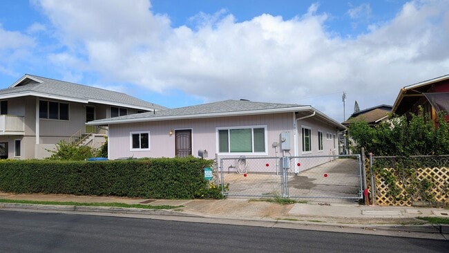 Building Photo - Spacious 4 bed 3 bath home near Diamond Head