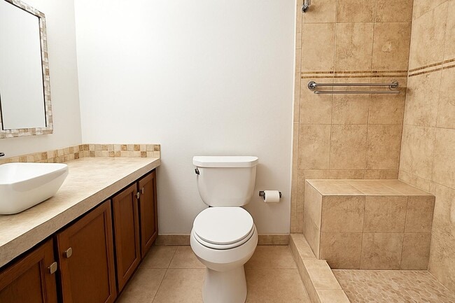 Building Photo - 32 Colonial Club Dr