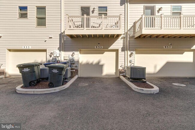 Building Photo - 935 Sycamore Dr SE