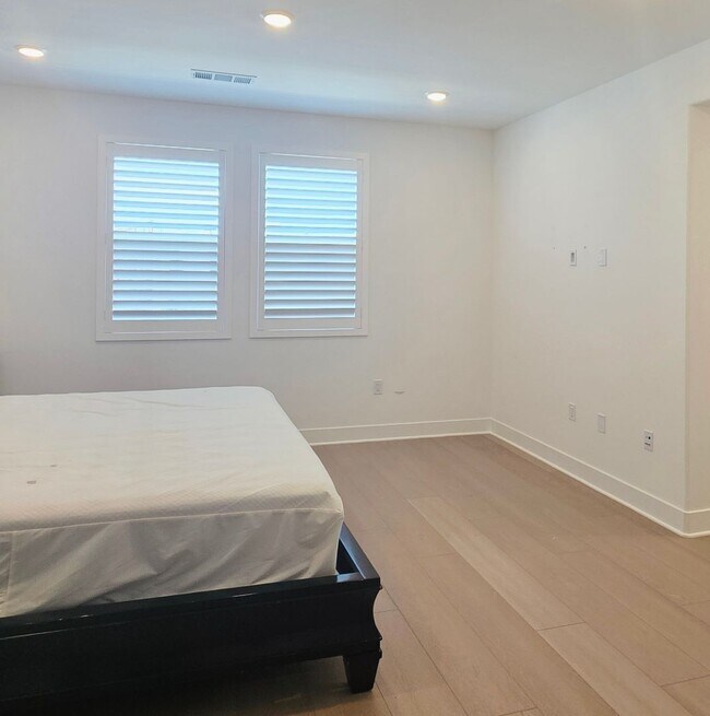 Building Photo - Newly-Buit Home in Great Park