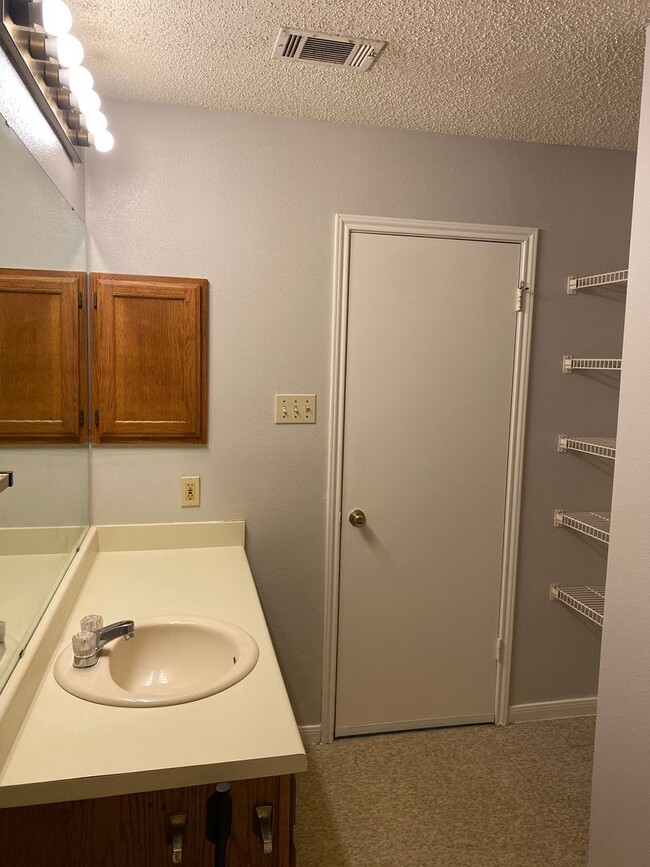 Building Photo - 6322 Queens Castle Dr