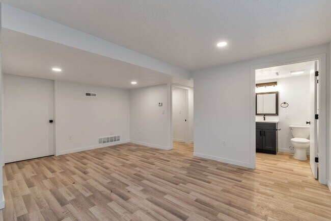 Building Photo - 2642-2642 S 800 E