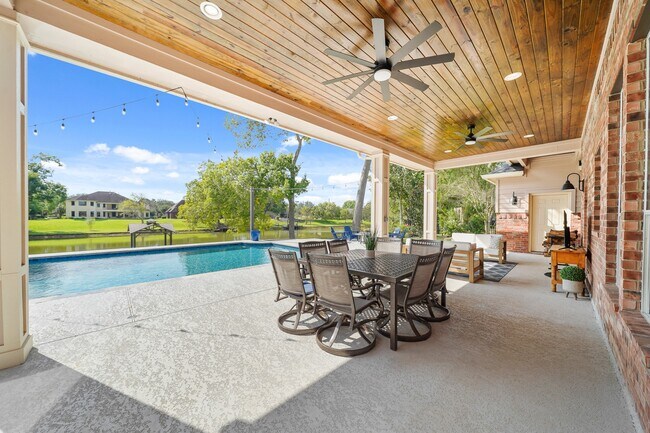 Building Photo - 4703 Oxbow Cir W