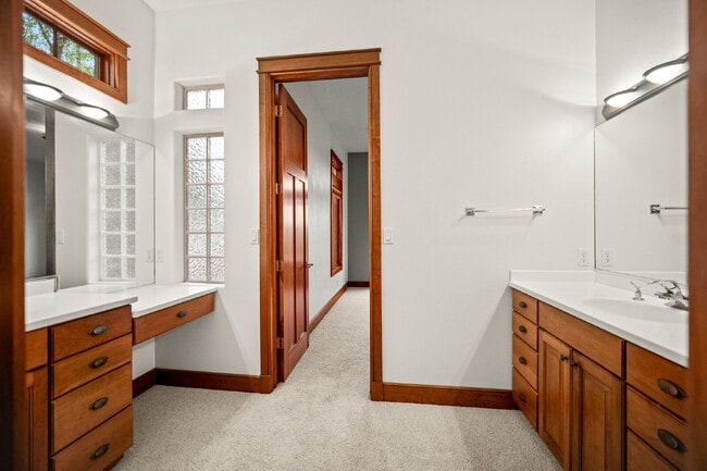 Building Photo - "Spacious 4-Bedroom, 4.5 Bathroom 4792 sq. ft. Retreat with Scenic Views and Cozy Fireplace in St...