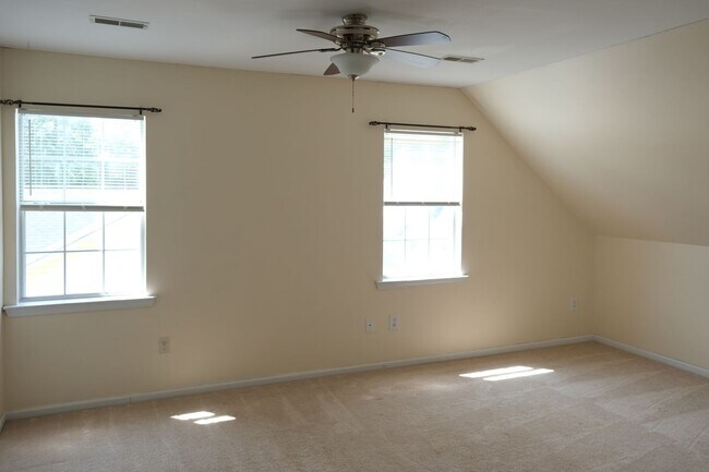Building Photo - 3 Bedroom, 2 Bath house with fenced yard!