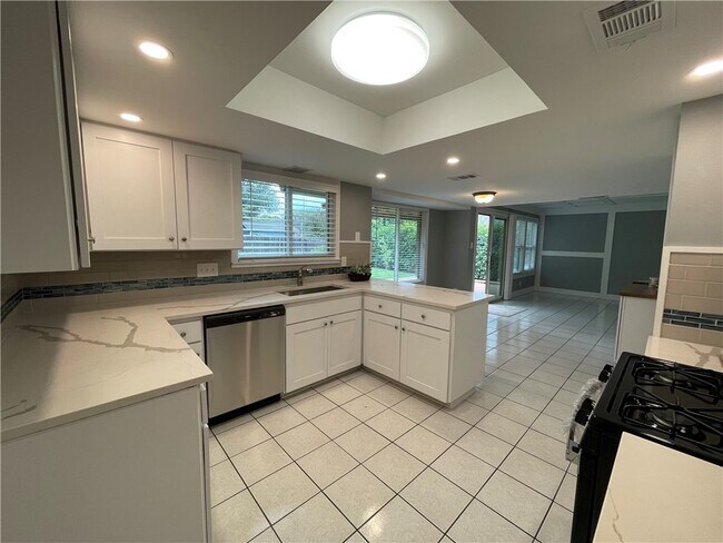 Building Photo - 7415 Shadywood Dr