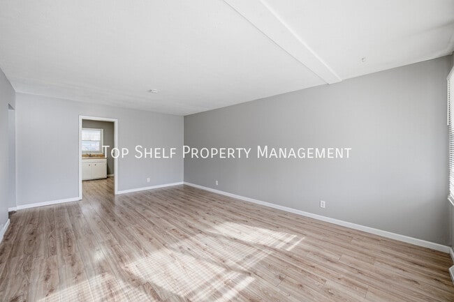 Building Photo - 2427 Welbeck Rd