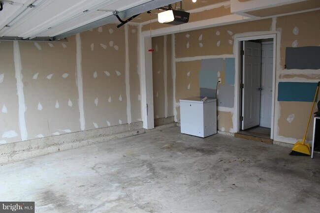 Building Photo - 24651 Kings Canyon Square